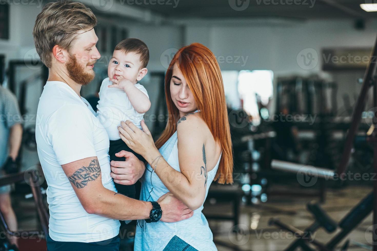 giovane famiglia con poco ragazzo nel il Palestra foto