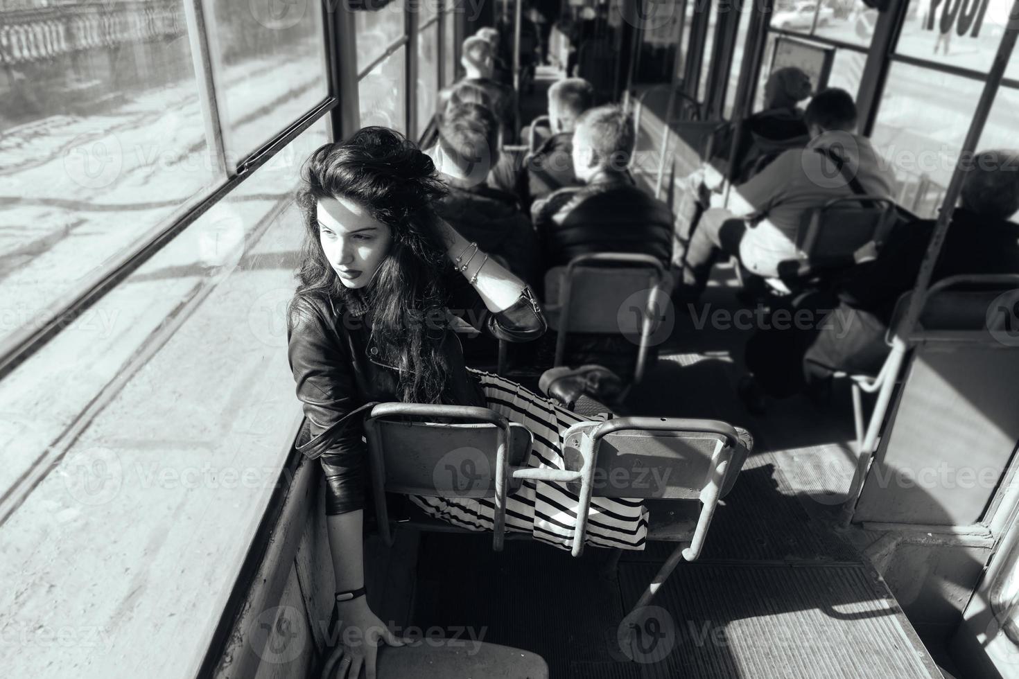 donna in viaggio dentro il tram foto