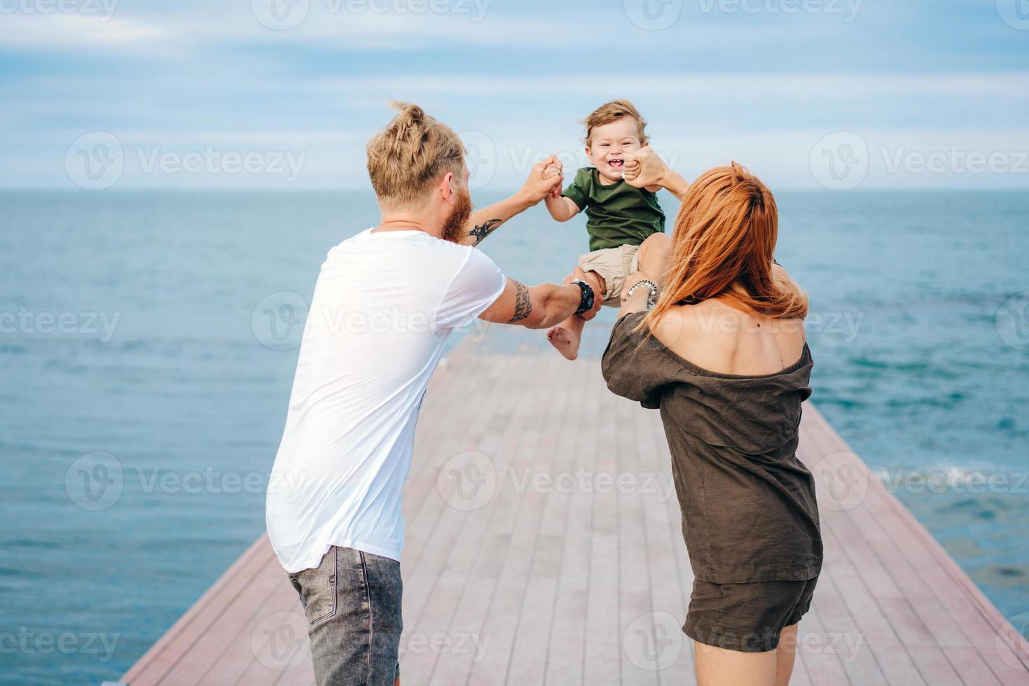 famiglia felice in vacanza foto