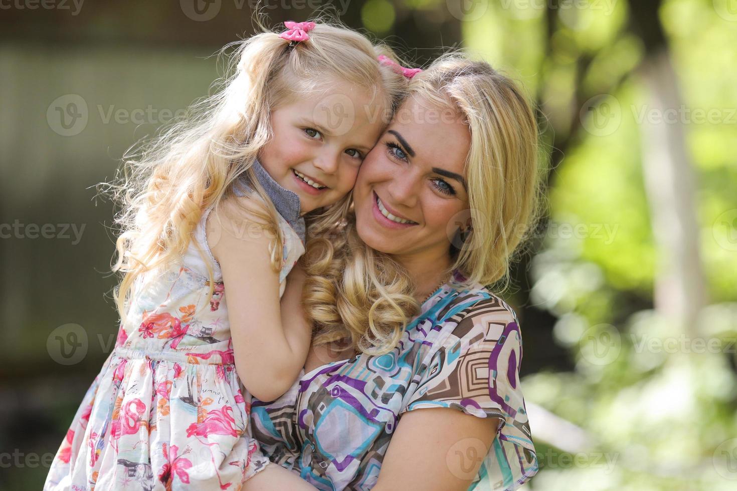 madre e figlia nel il giardino foto