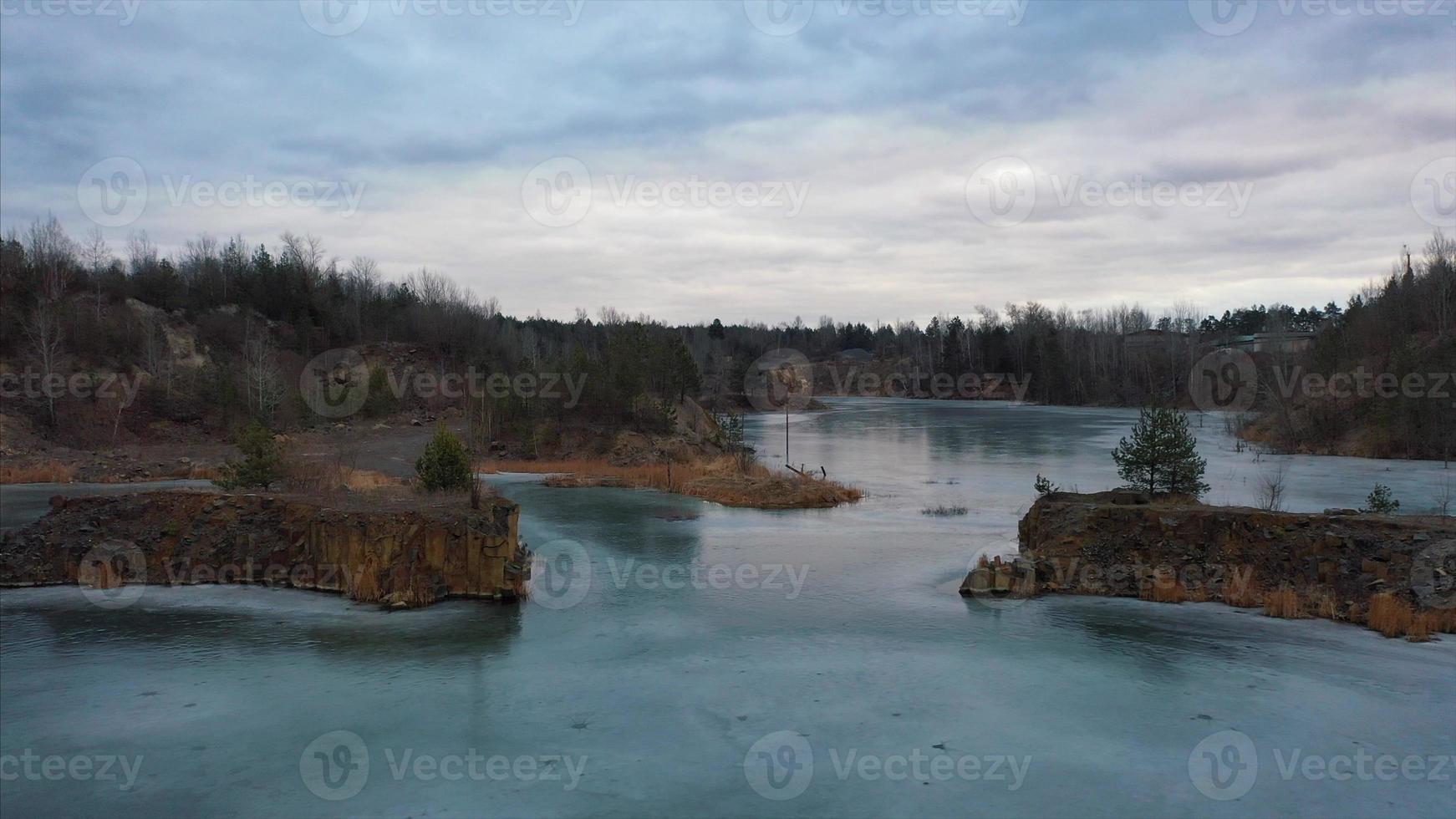 bellissimo cava, il lago è coperto con magro ghiaccio foto