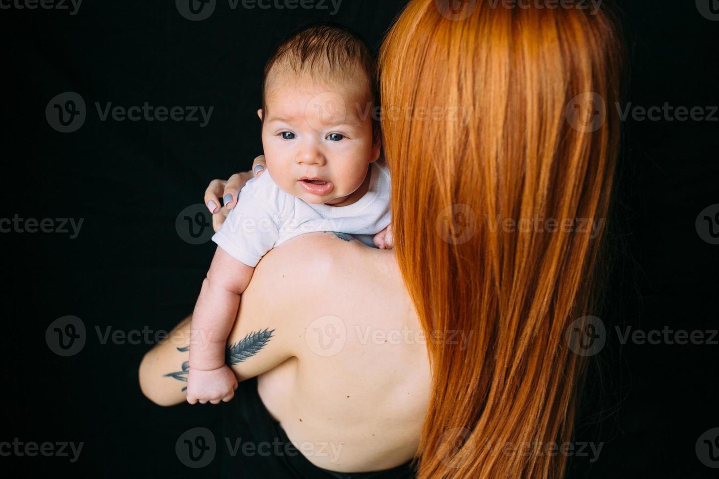 giovane madre donna Tenere sua bambino bambino foto