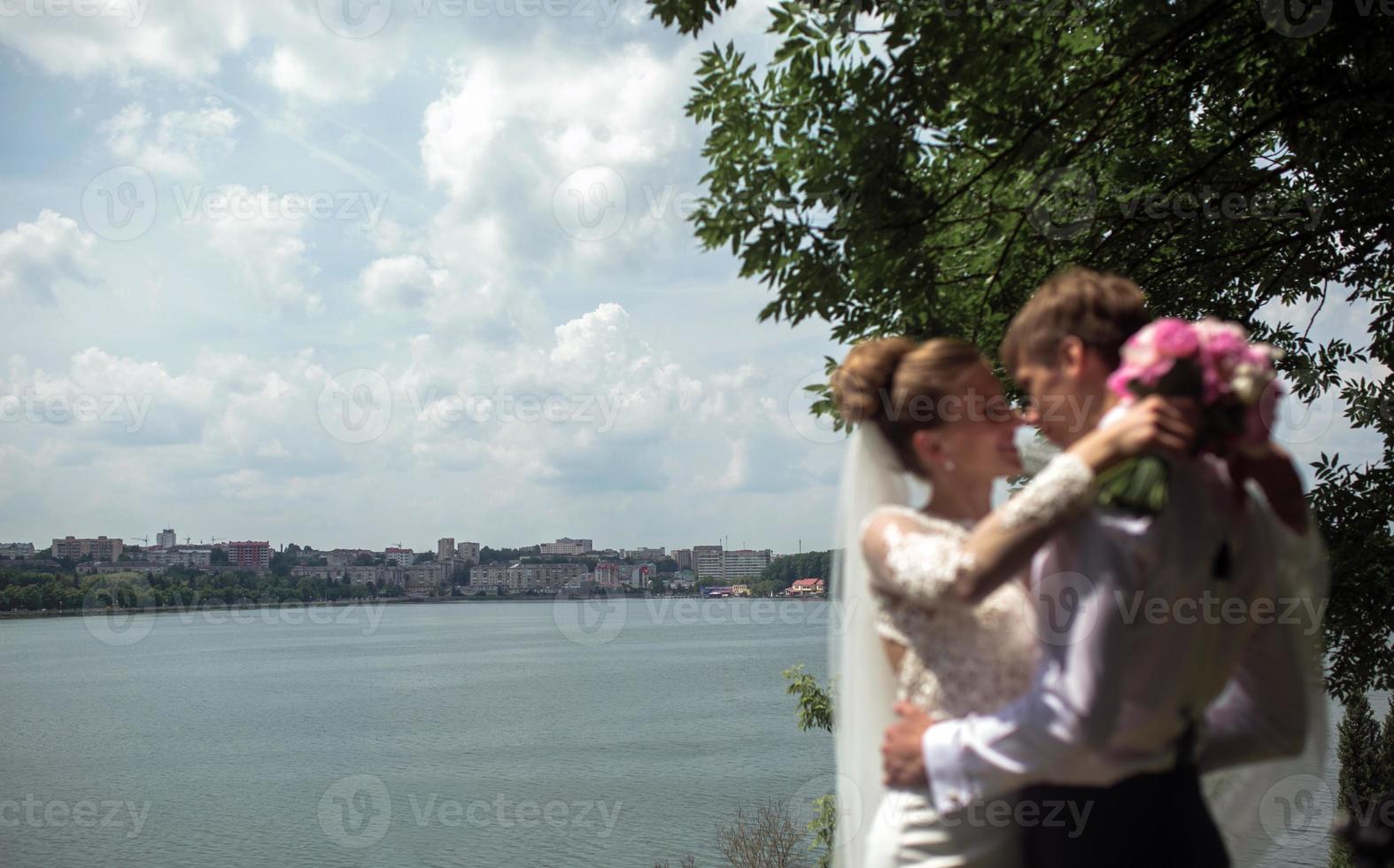 coppia su un' sfondo di lago foto