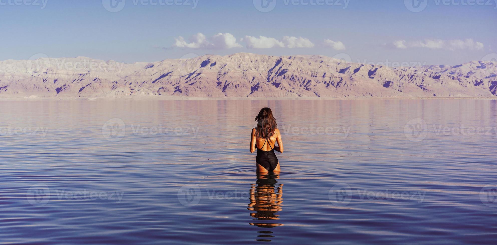 giovane donna andando per morto mare, Israele foto