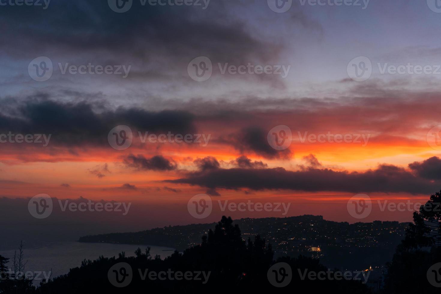 città a crepuscolo foto a partire dal il montagna