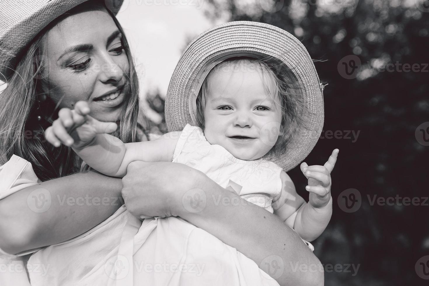 madre e figlia insieme all'aperto foto