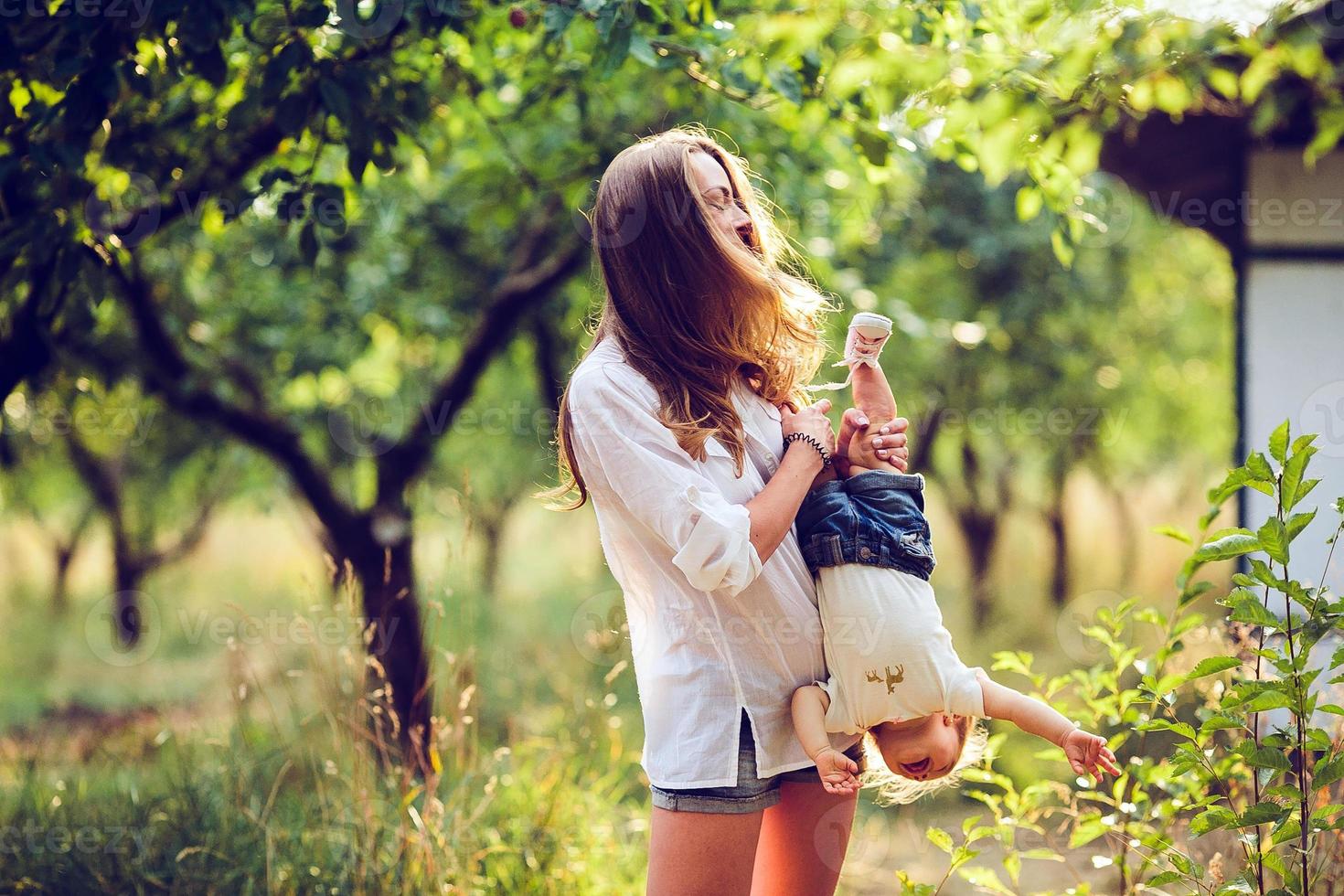 mamma e poco ragazza avendo divertimento foto