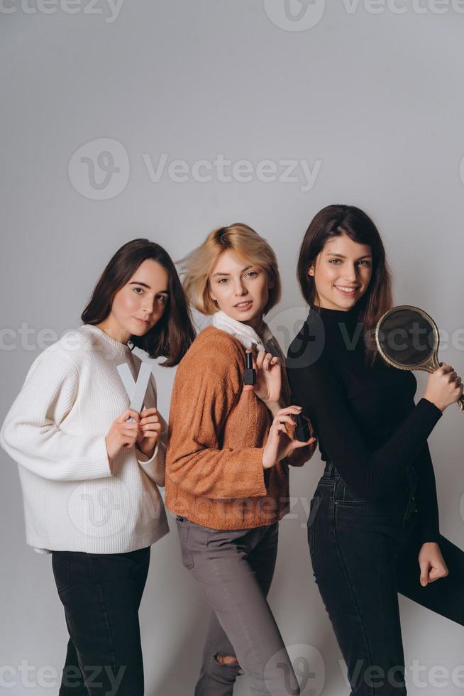 tre bellissimo giovane ragazze in posa per il telecamera foto