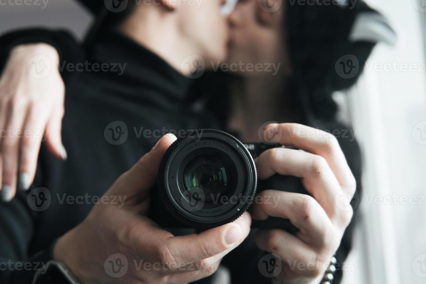 uomo e donna nel nero Abiti baci foto