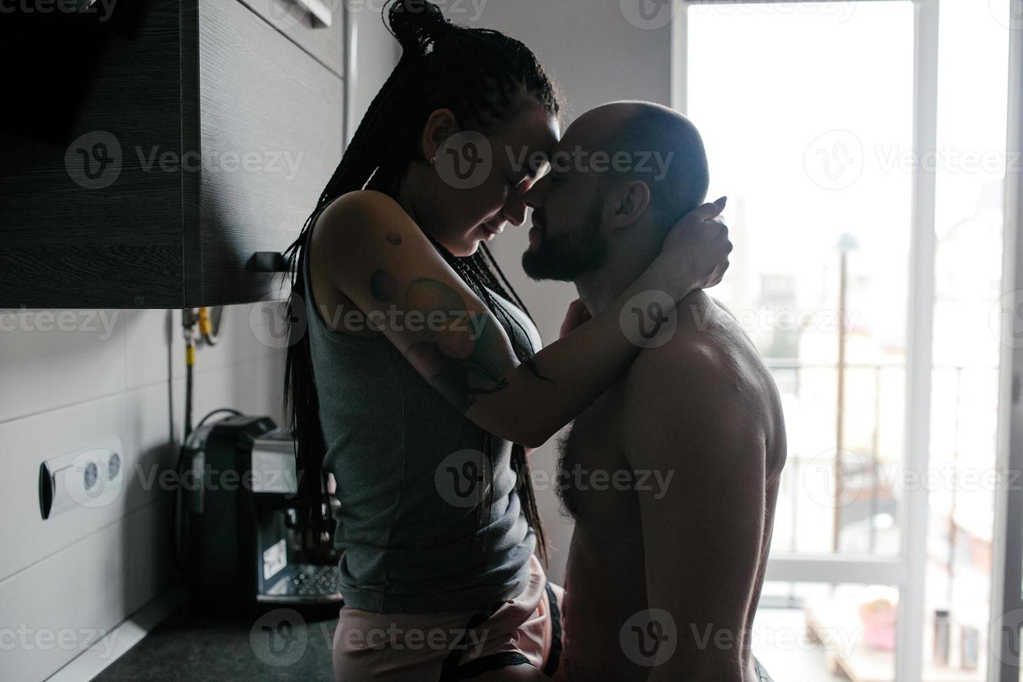 uomo e donna nel il cucina foto