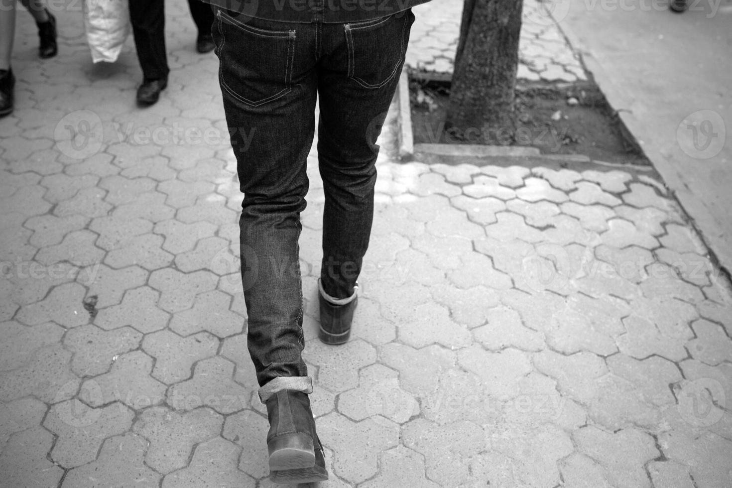 un' uomo vestito nel jeans su il sfondo di il vecchio città foto