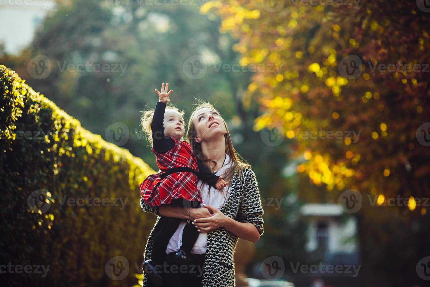 madre e poco figlia giocando nel un' parco foto