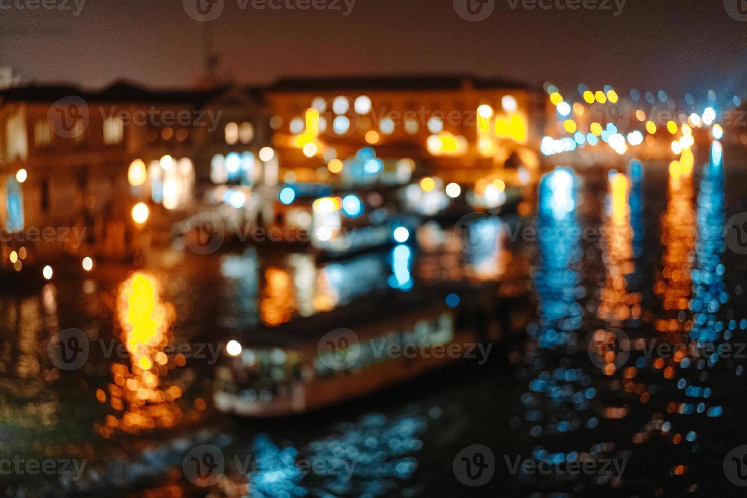 un' Visualizza di il canale a notte. Venezia, Italia foto