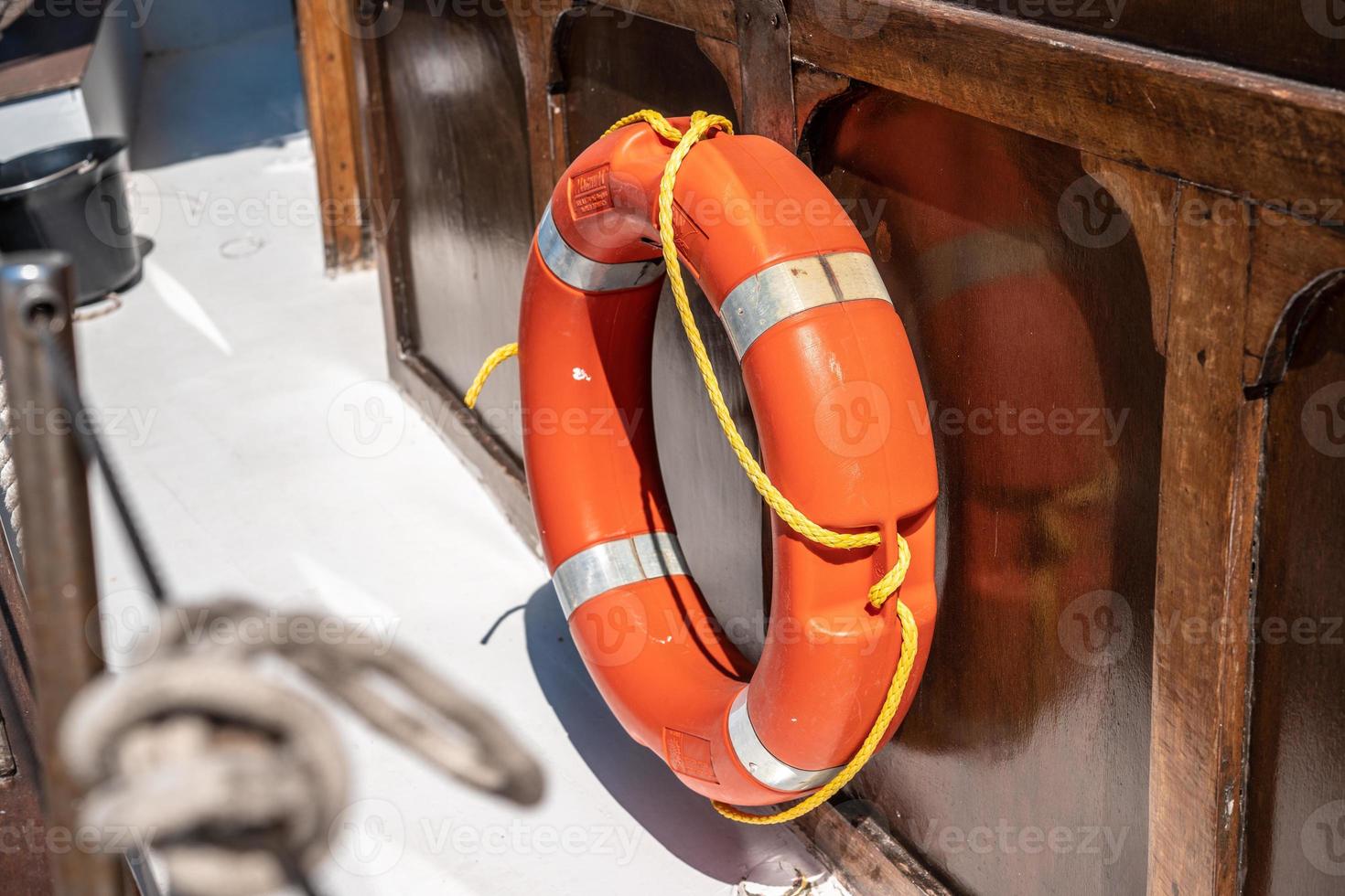 uno arancia salvagenti su tavola il nave. foto