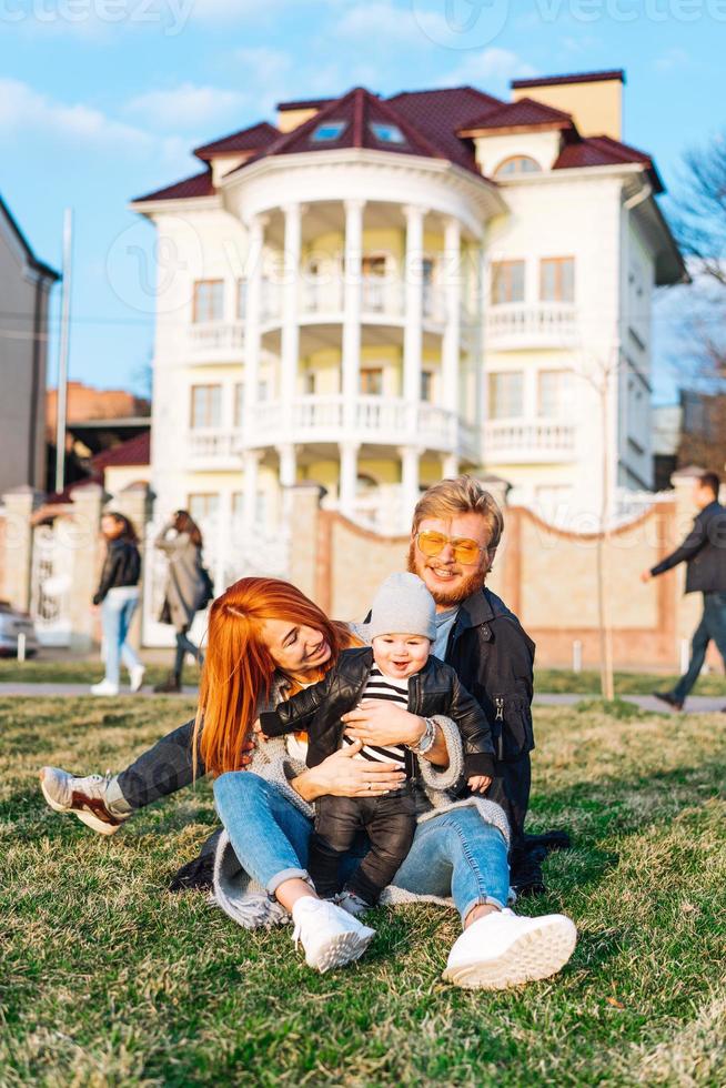 contento mamma papà e figlio abbracciare nel il parco foto