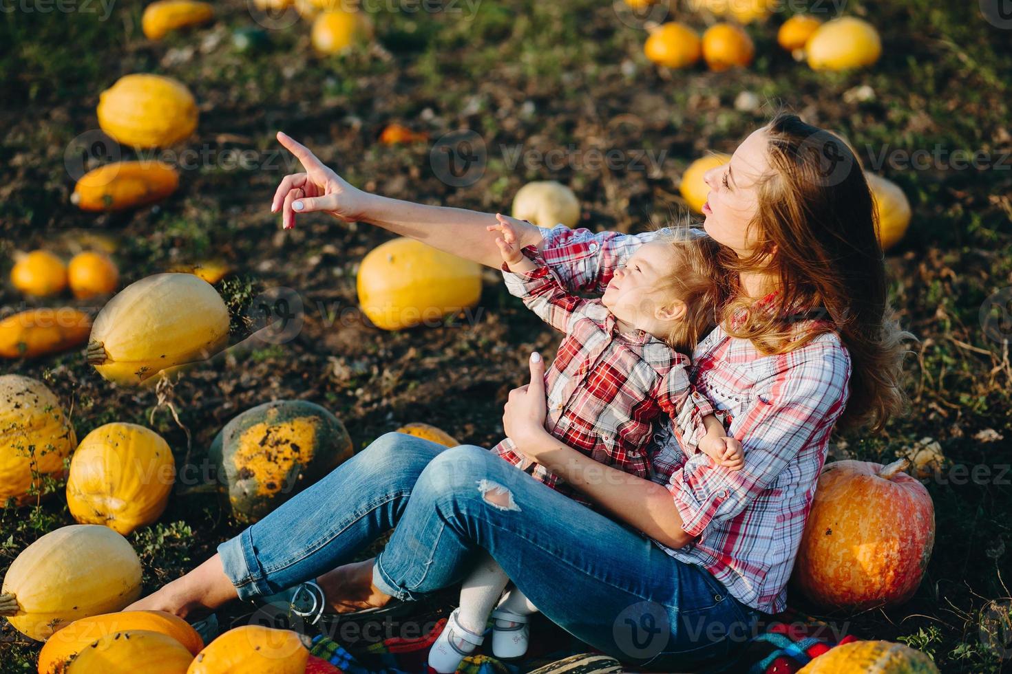 madre che gioca con sua figlia foto