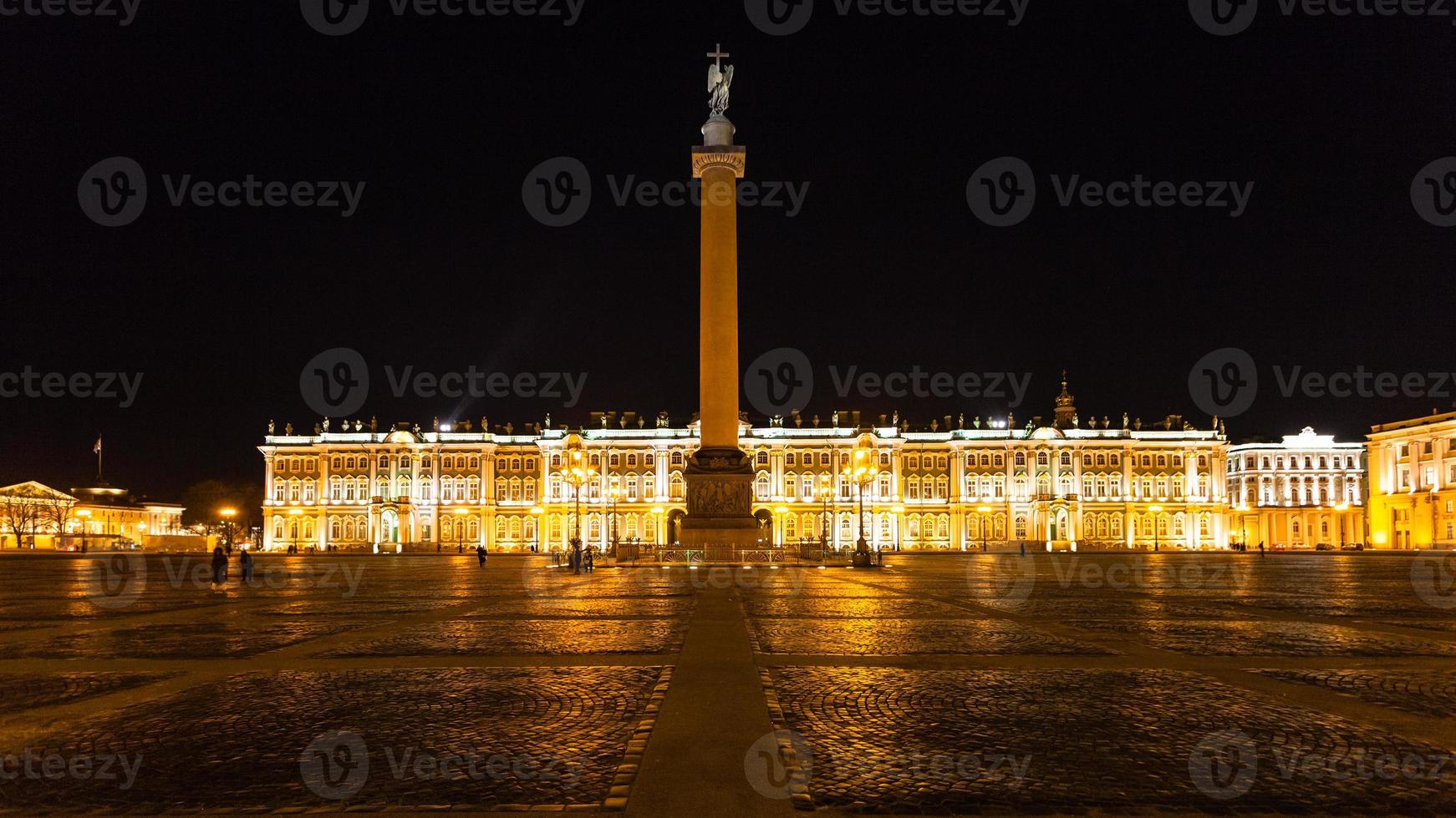 panoramico Visualizza di palazzo piazza nel notte foto