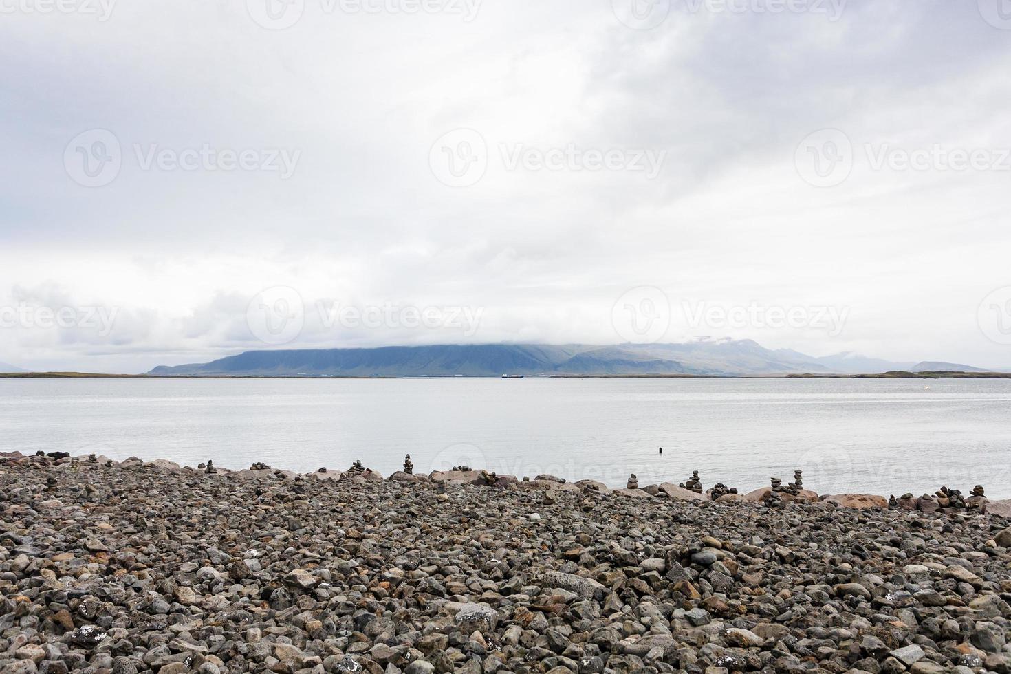 ciottolo spiaggia con pietra piramidi nel Reykjavik foto