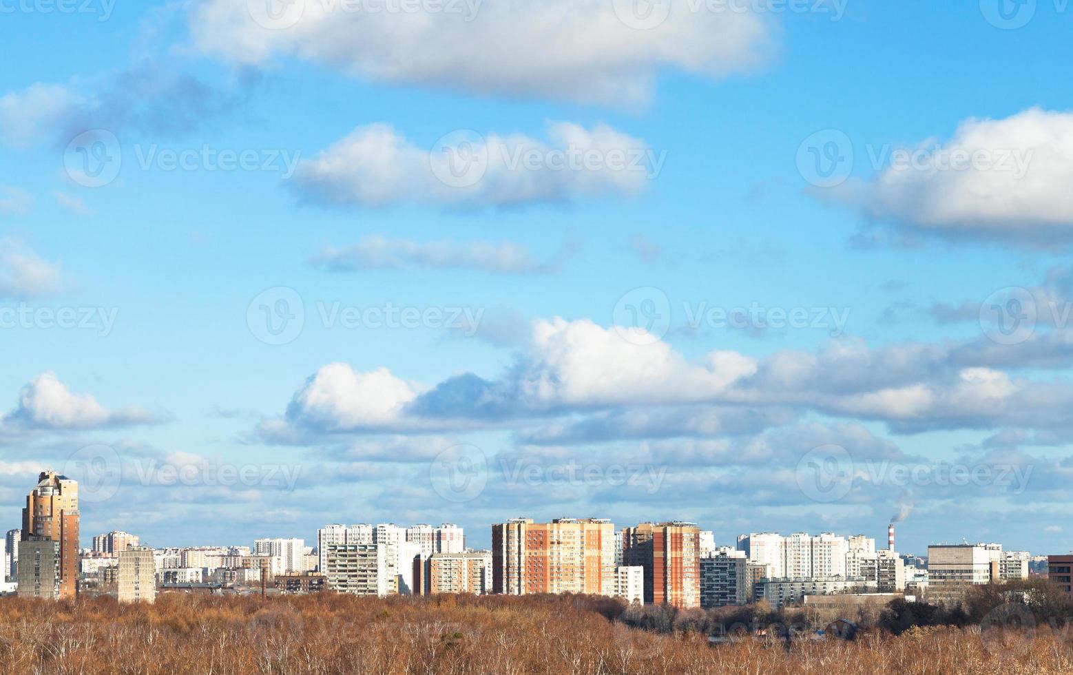 blu cielo con bianca nuvole al di sopra di città nel autunno giorno foto