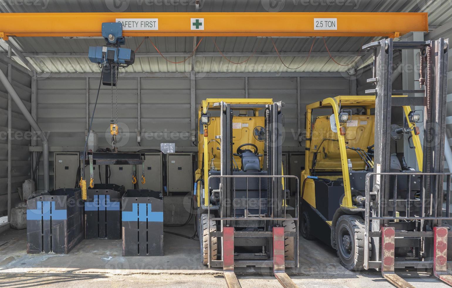 carrelli elevatori parcheggiata per caricare batterie foto