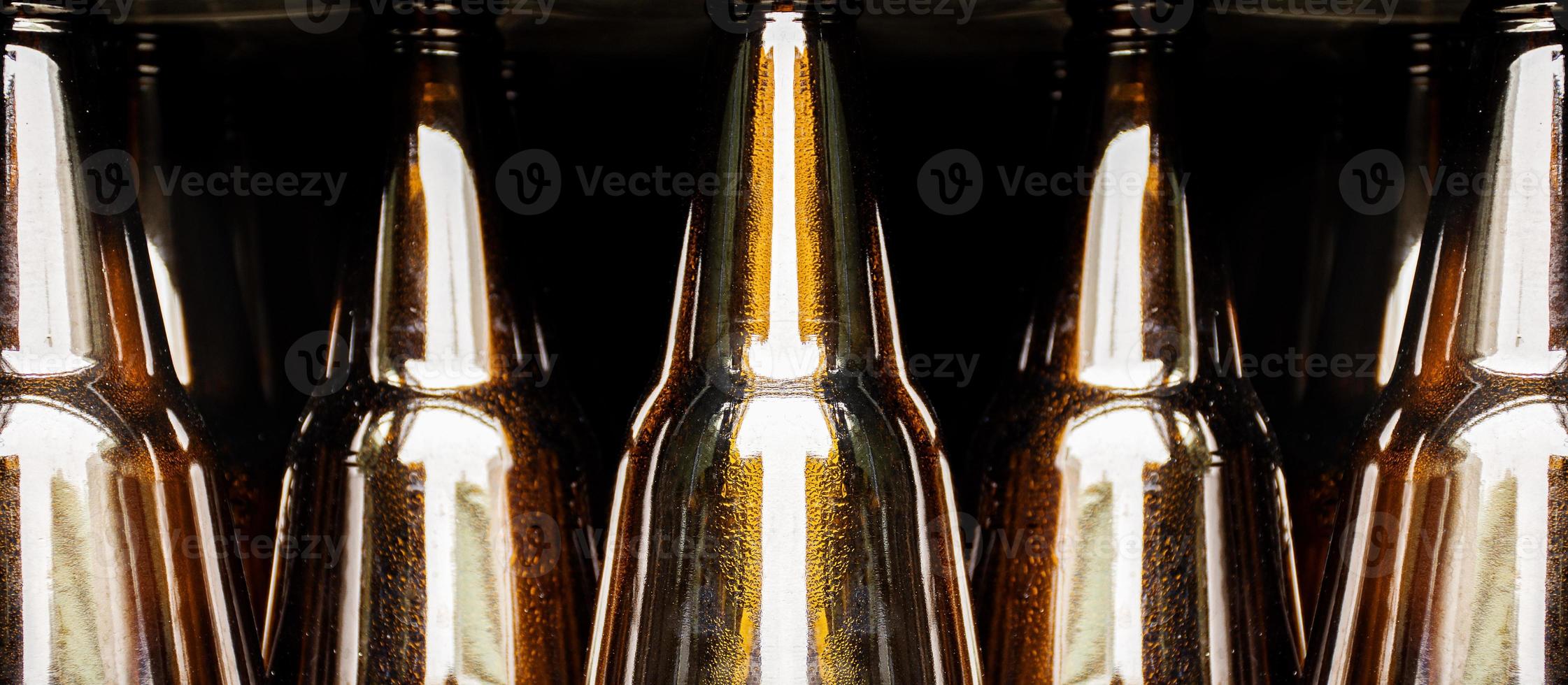 vicino su birra bottiglia nel pallet per birra nel industriale impianti foto