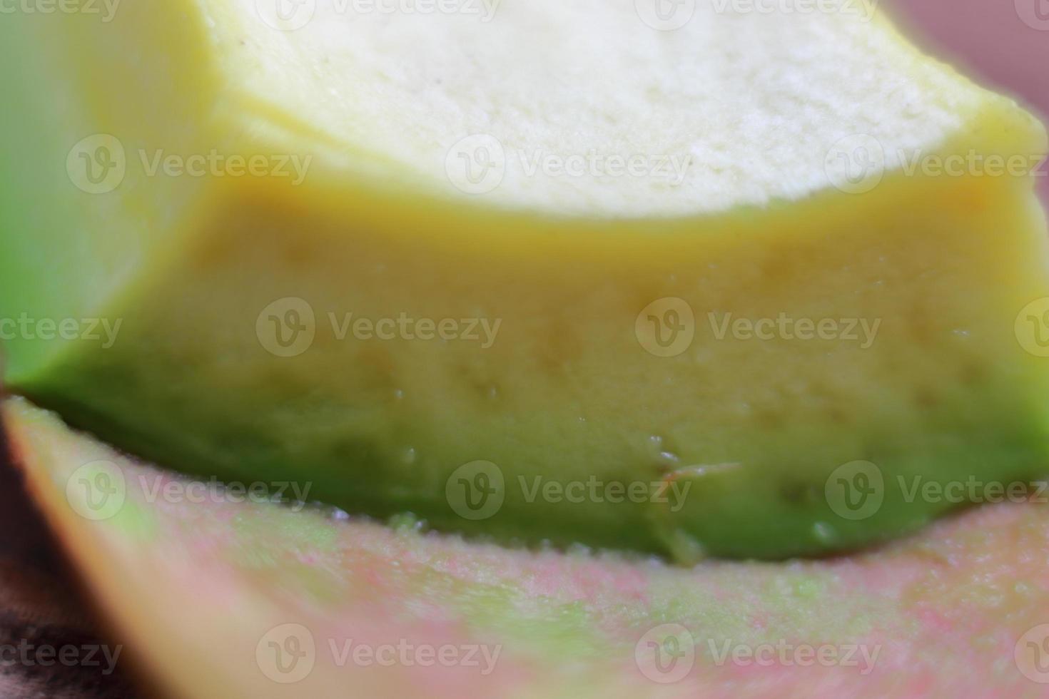 fette di avocado su di legno sfondo vicino su immagine. cattivo colesterolo prevenzione cibo foto