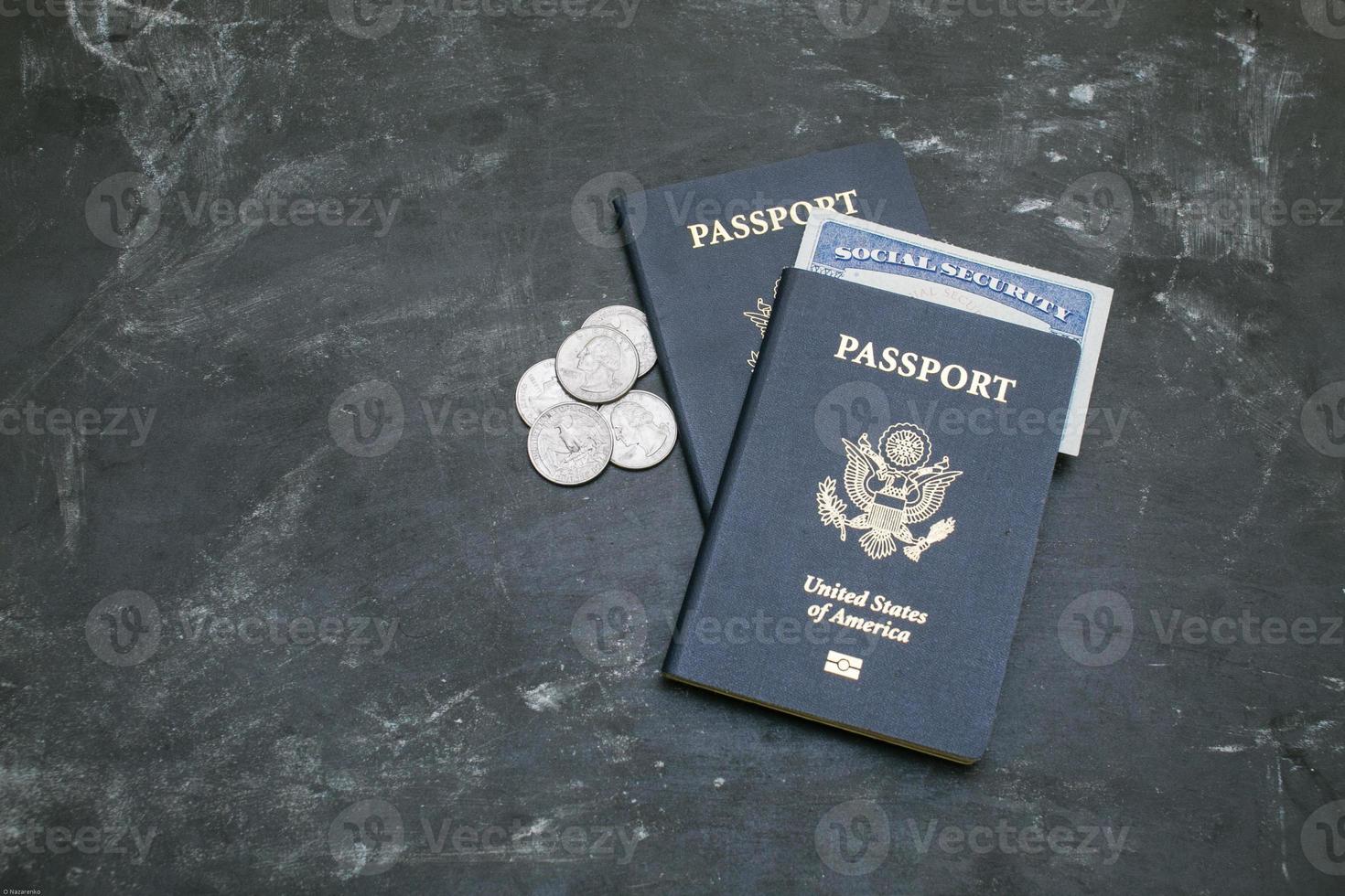 due passaporti statunitensi e tessera previdenziale su sfondo nero foto