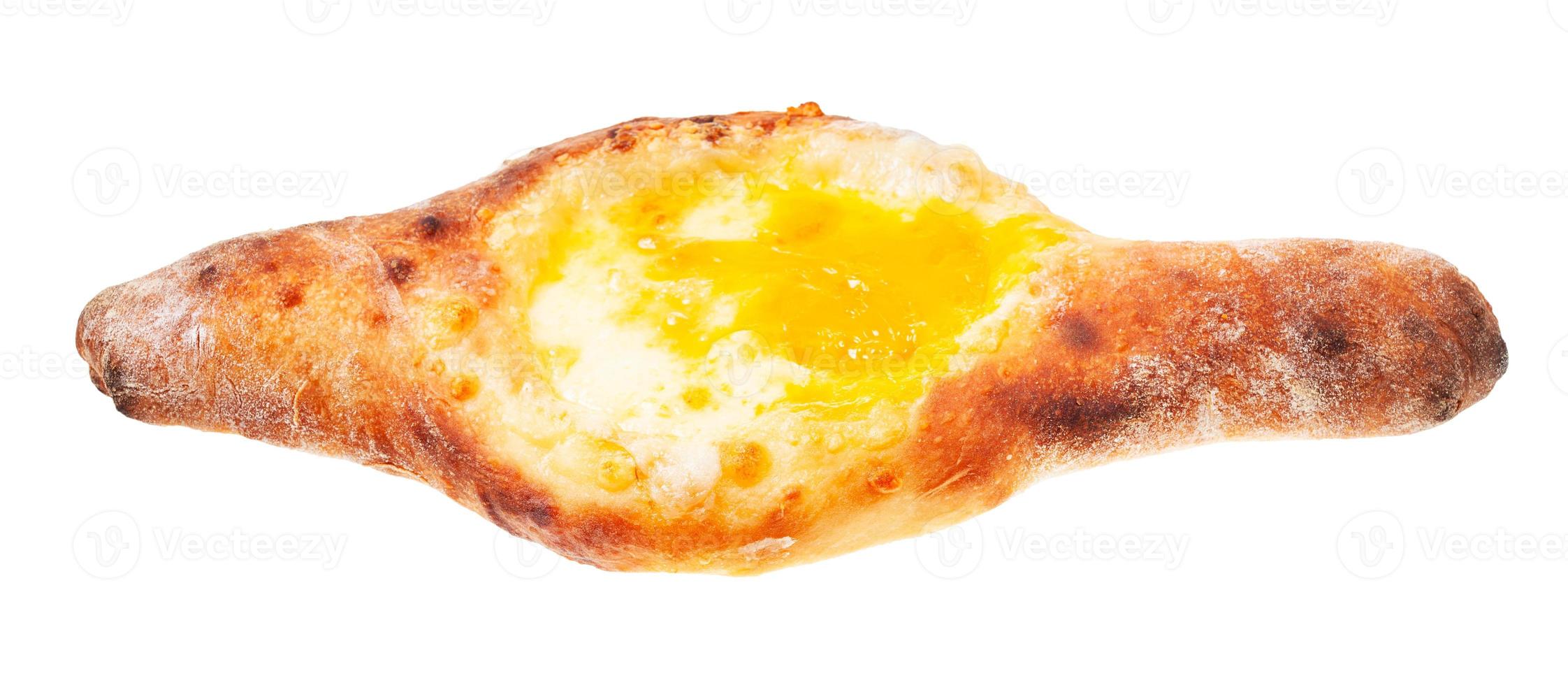 adjarian khachapuri con uovo isolato su bianca foto