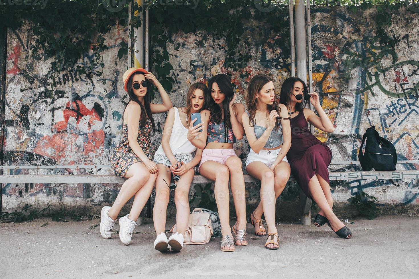 cinque bellissimo giovane ragazze rilassante foto