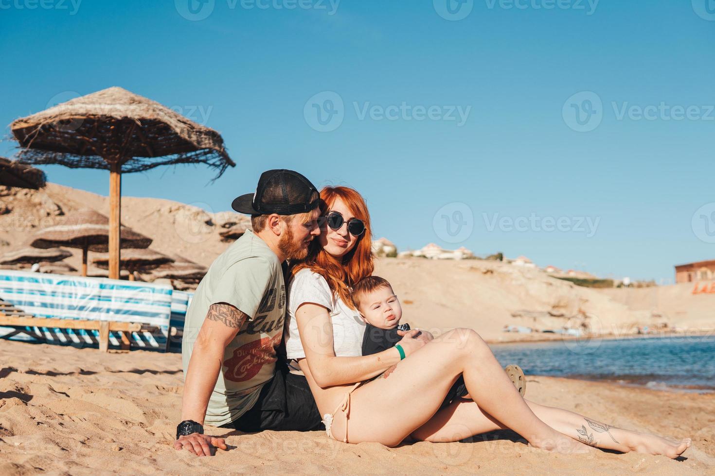 genitori trascorrere tempo con loro figlio su il spiaggia foto