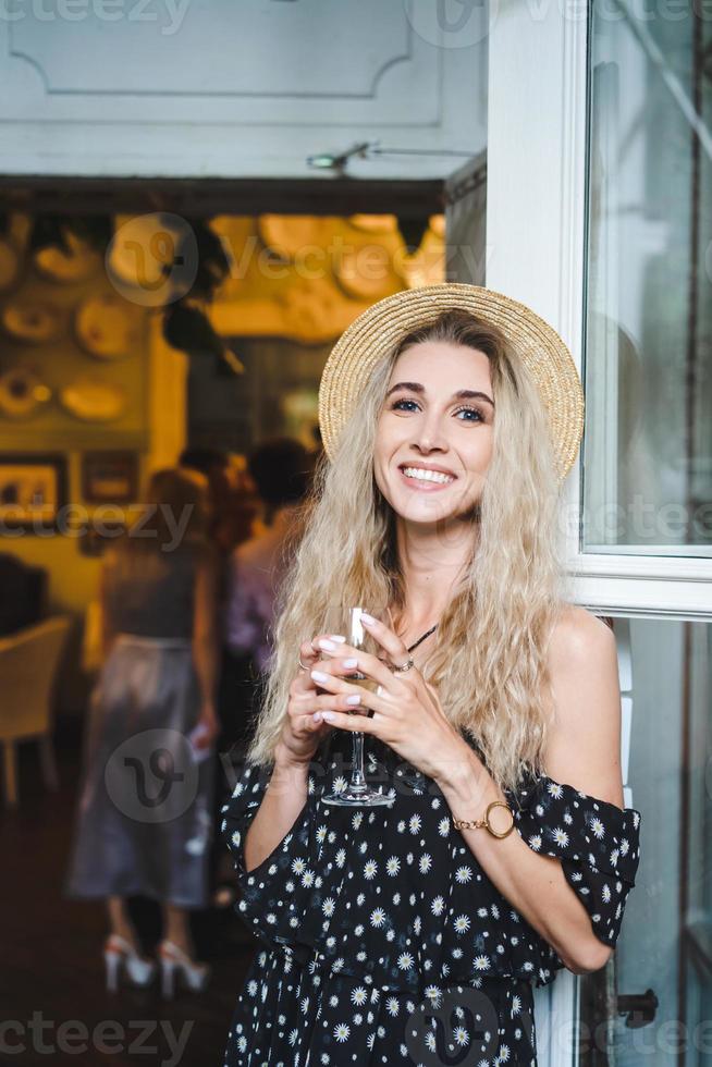 ragazza con un bicchiere di vino foto