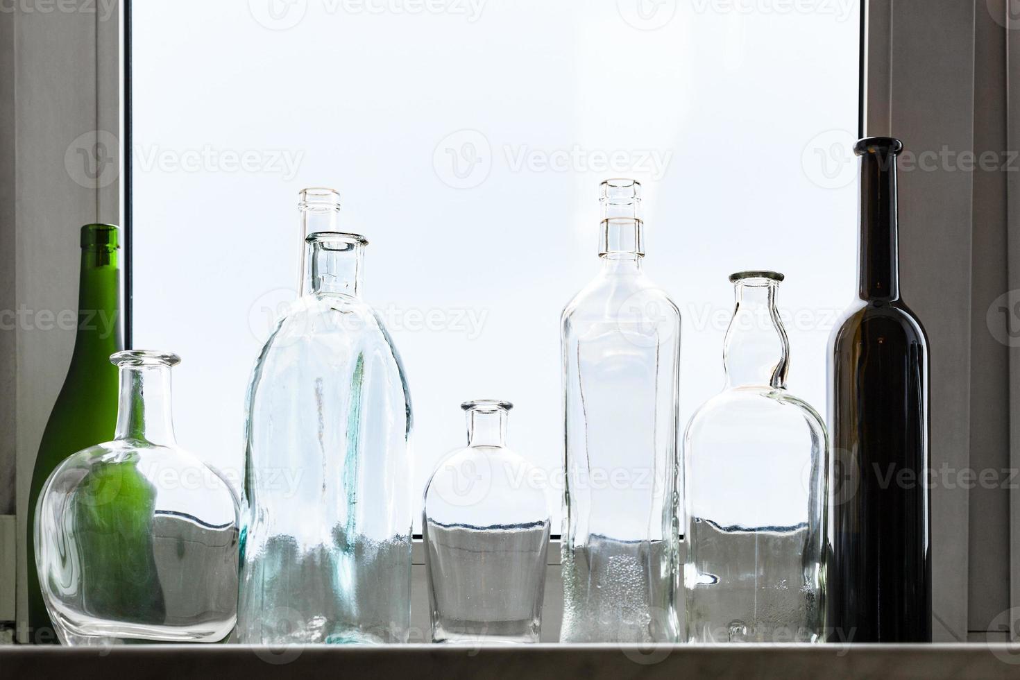 molti vuoto ubriaco bottiglie su casa finestra davanzale foto