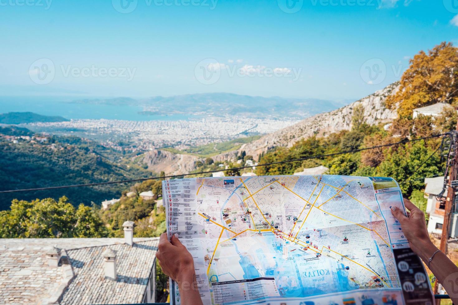 Tenere carta geografica nel mani, città Visualizza nel sfondo foto