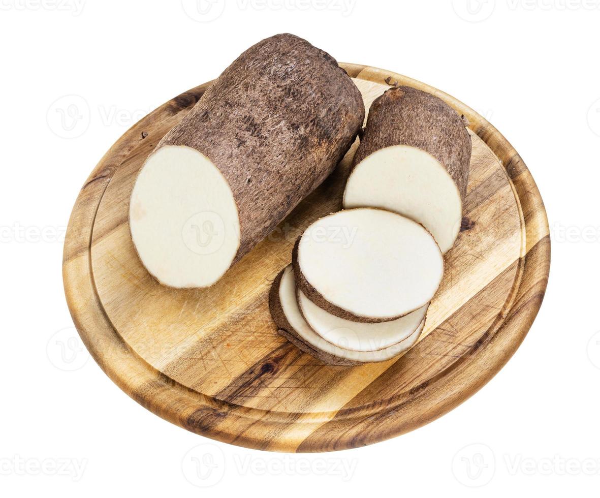 affettato tubero di africano patata dolce su legna taglio tavola foto