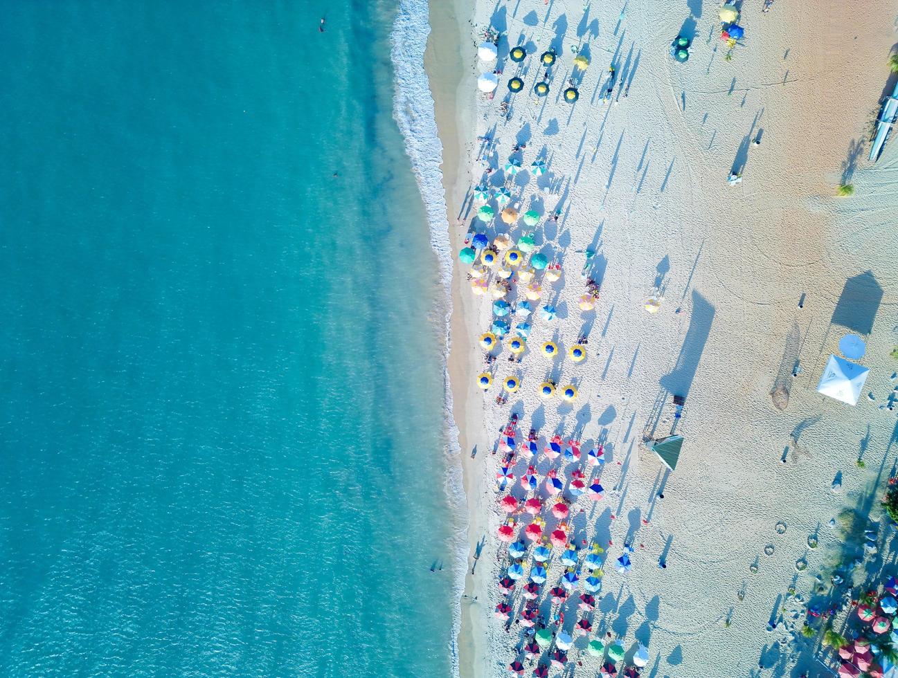 aereo Visualizza di parecchi spiaggia ombrelli foto