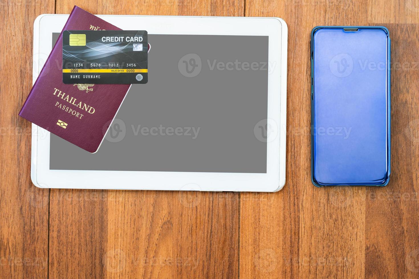superiore Visualizza passaporto con credito carta e digitale tavoletta finto su su di legno scrivania foto