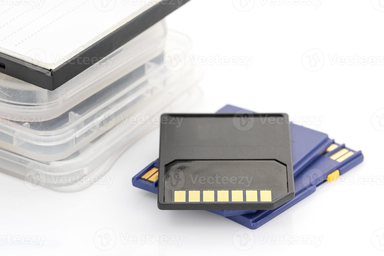 scheda di memoria SD e custodia su sfondo bianco foto