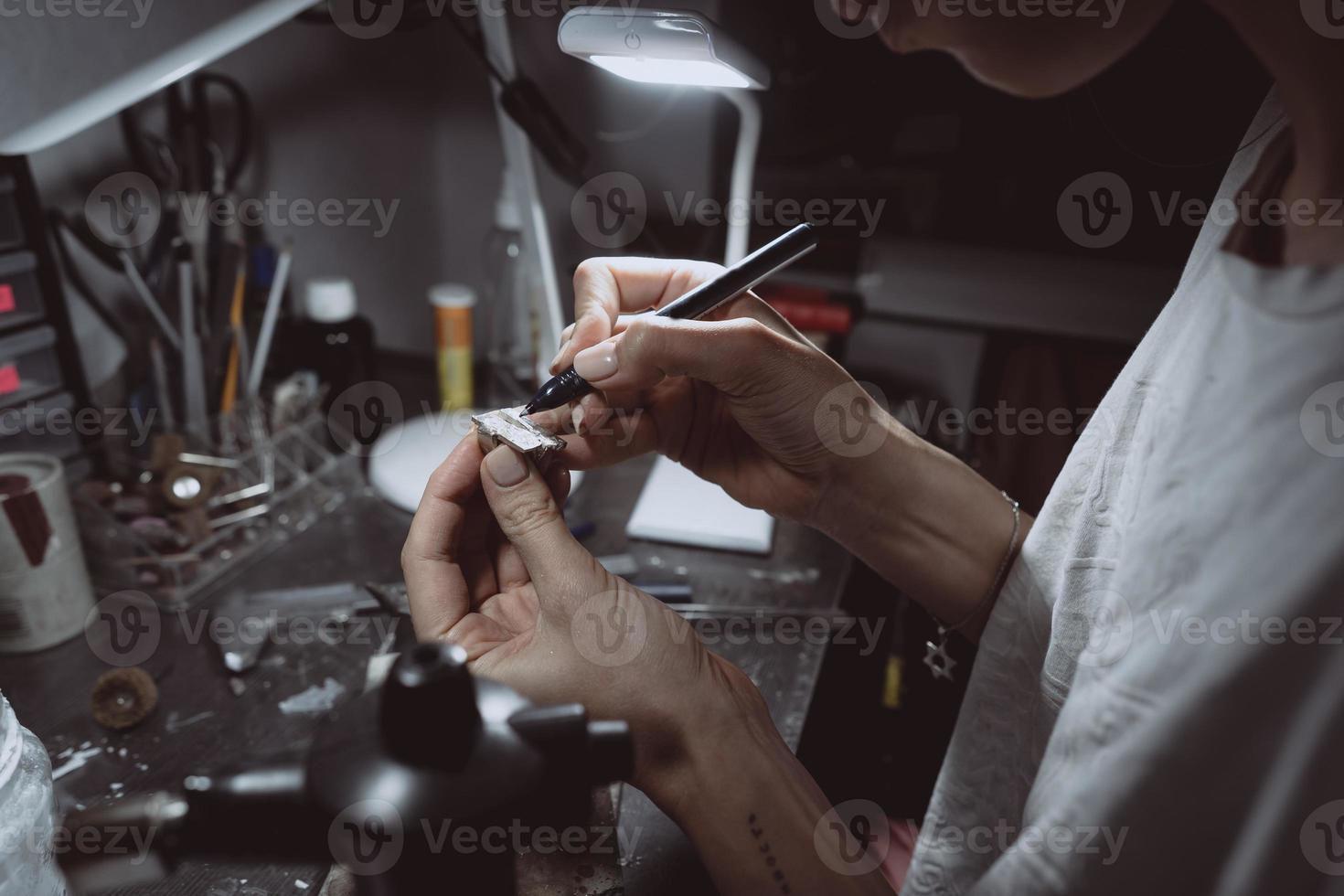 il maestro processi il prezioso metallo nel il casa laboratorio foto