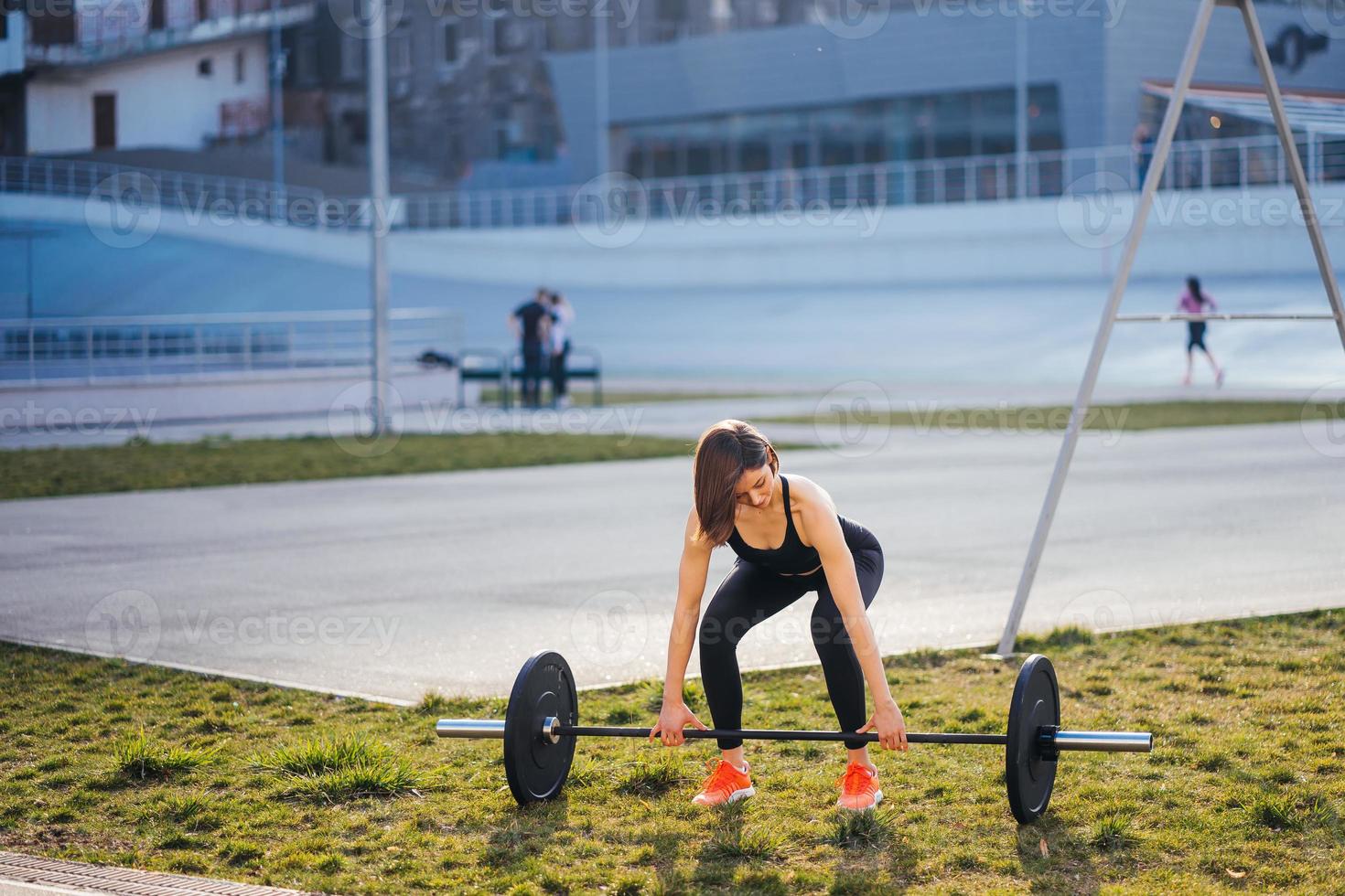 forte donna esercizio con bilanciere. gli sport, fitness concetto. foto