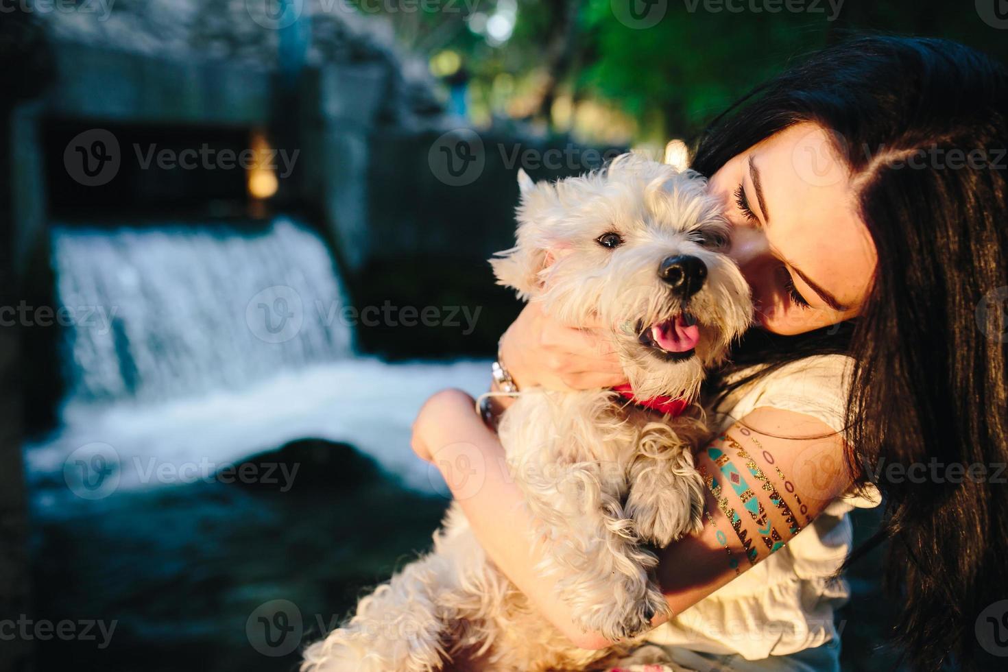 ragazza che gioca con un cane foto