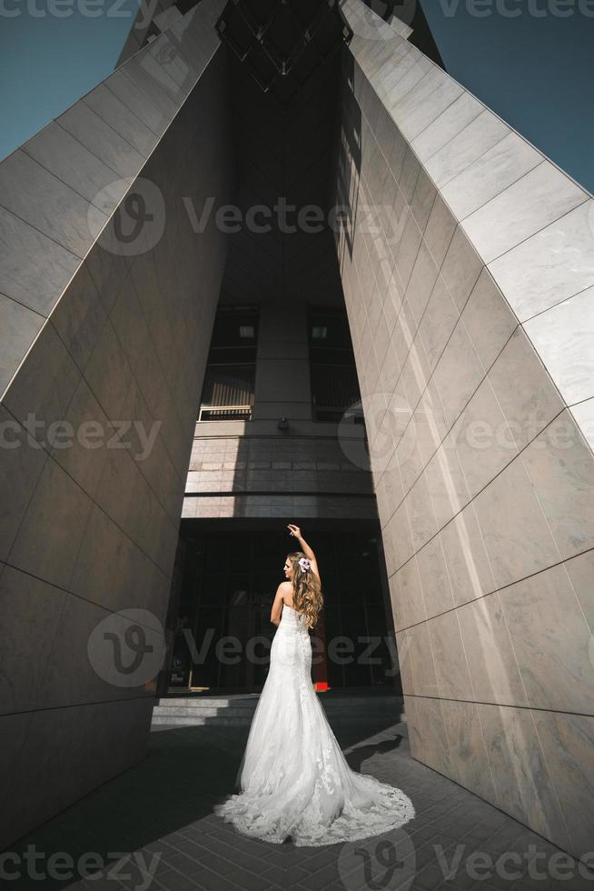 bellissimo sposa in posa contro il fondale di un' europeo città foto