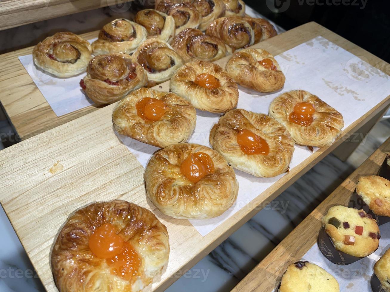 Linee di fresco al forno dolce soffio Pasticcino ripieno con albicocca e pesca gelatina foto