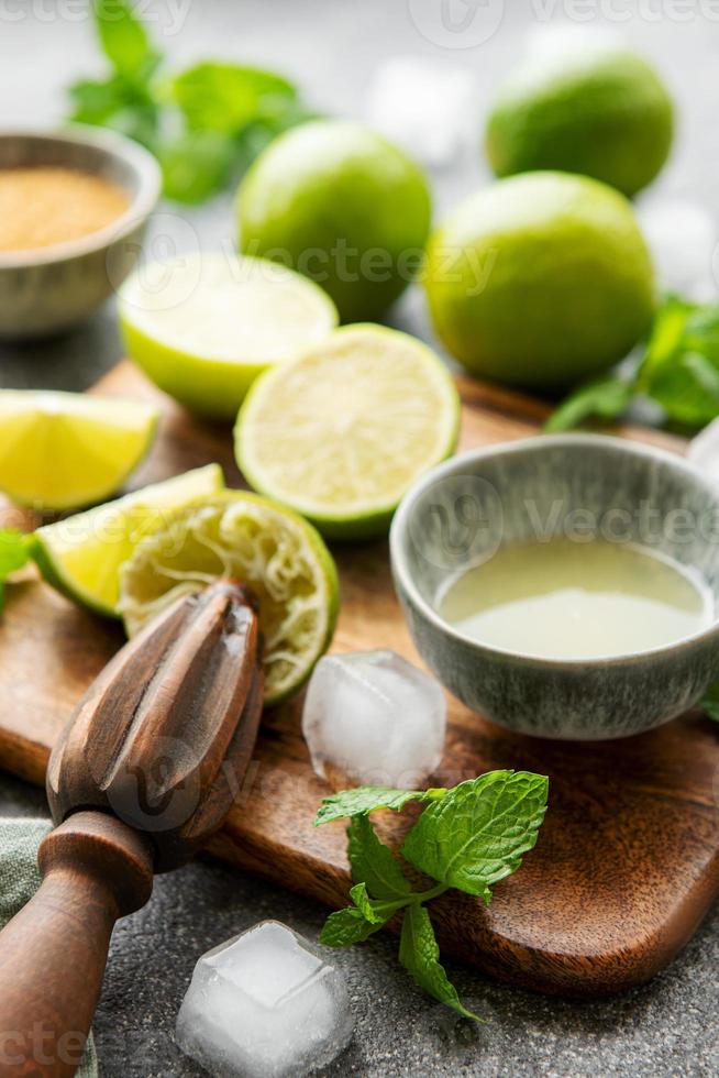 lime, menta e ghiaccio su fondo scuro. foto