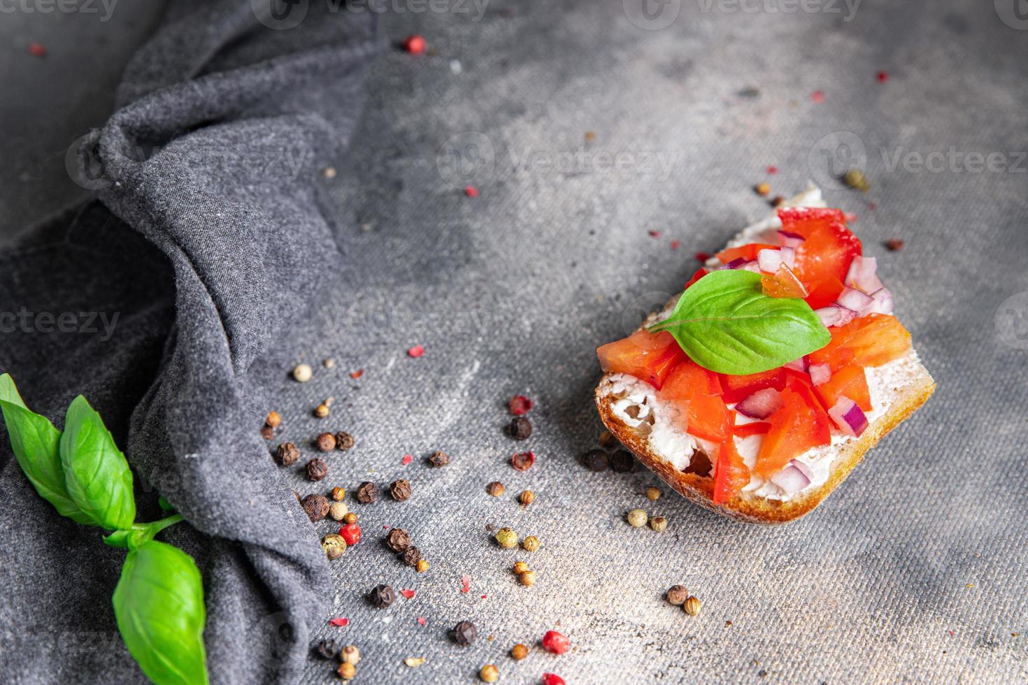 Bruschetta basilico pomodoro Sandwich merenda verdure salutare pasto cibo merenda dieta su il tavolo copia spazio cibo sfondo rustico superiore Visualizza veggie foto