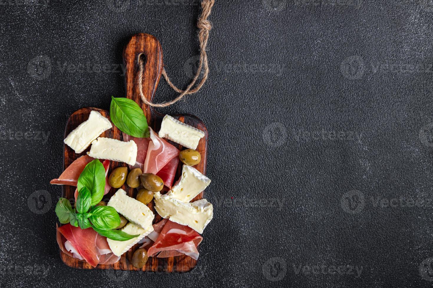 carne piatto o formaggio piatto jamon, formaggio, olive salutare pasto cibo merenda su il tavolo copia spazio cibo sfondo foto