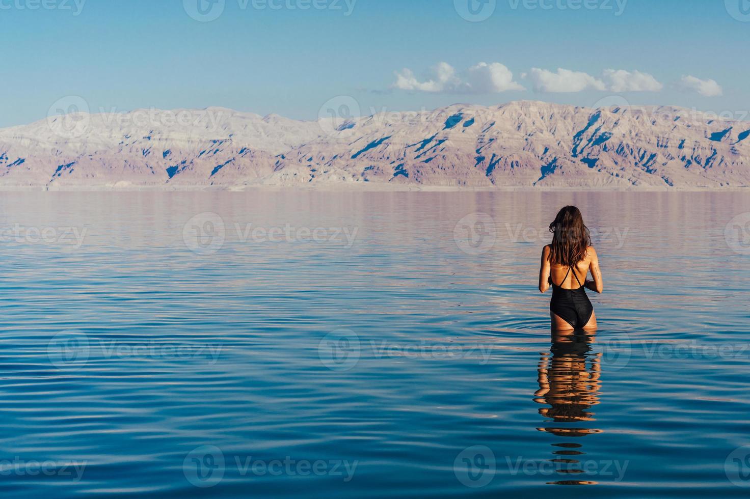 giovane donna andando per morto mare, Israele foto