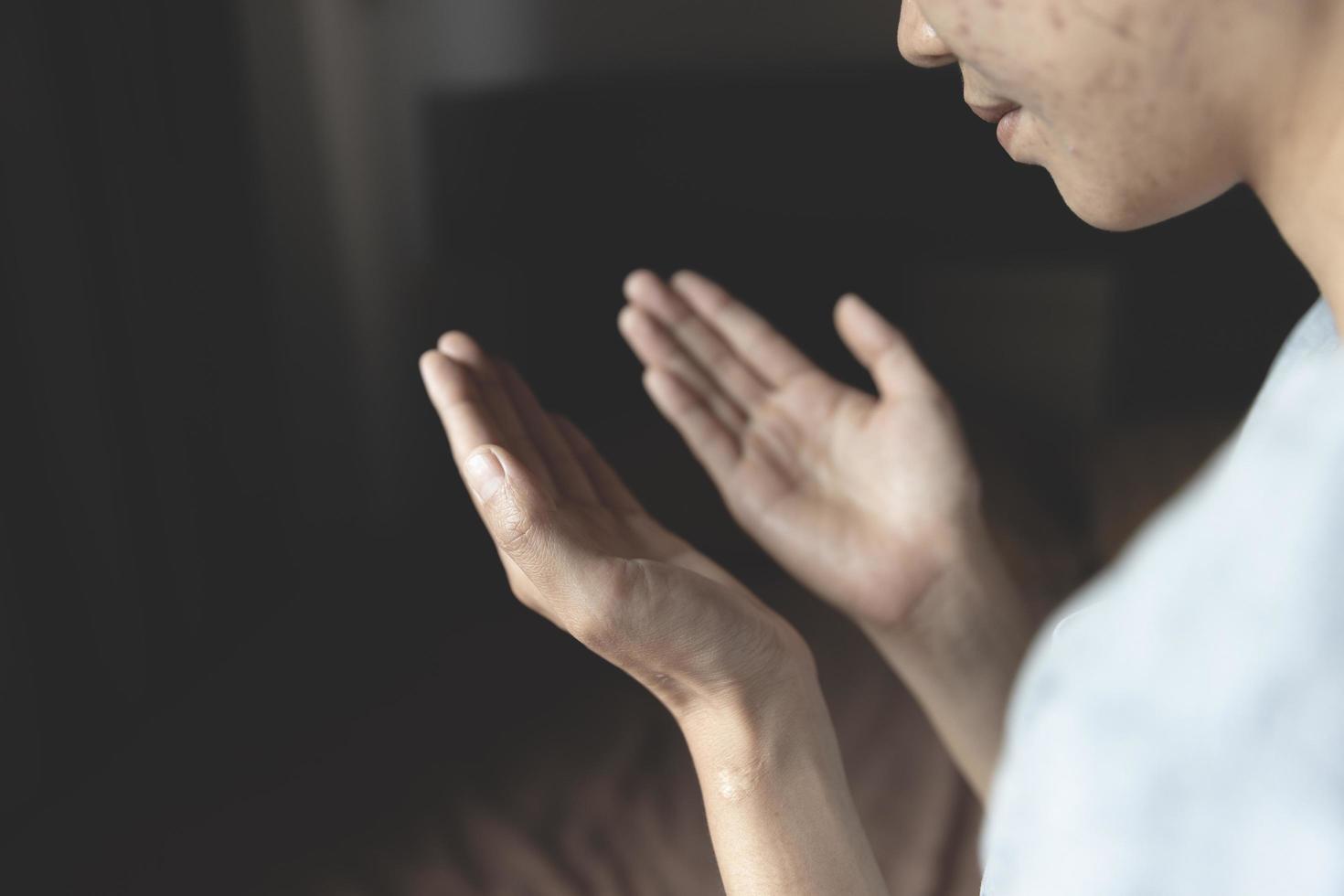 mani di donna che pregano per la benedizione di dio. mani in preghiera con fede nella religione e fede in dio sullo sfondo della benedizione. foto