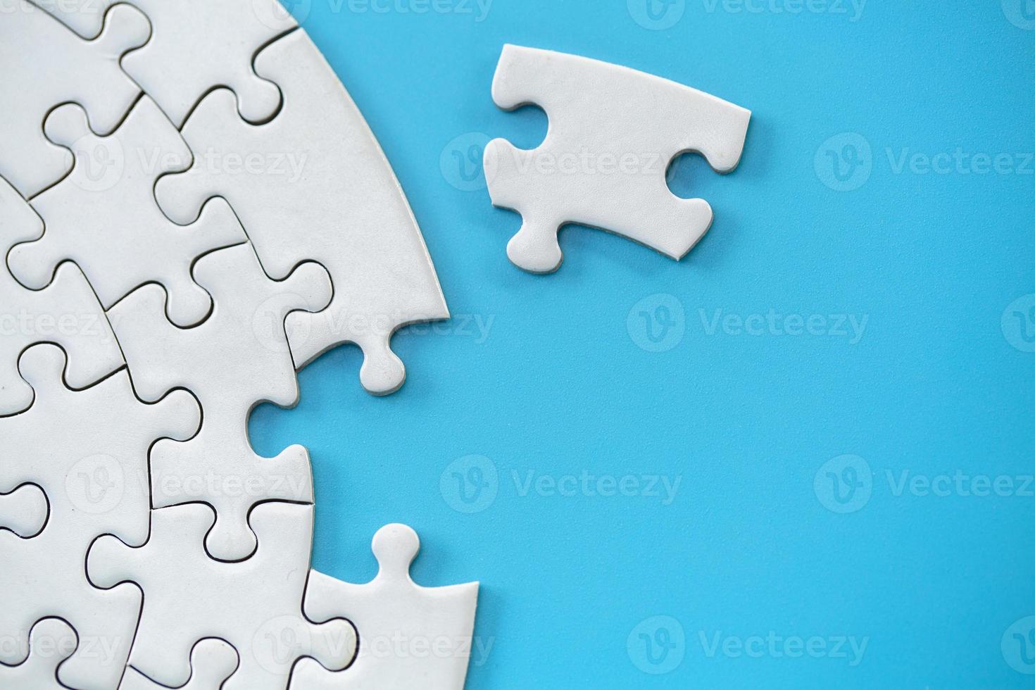 incompiuto bianca sega puzzle su blu sfondo con copia spazio. attività commerciale strategia lavoro di squadra e problema soluzione concetto. foto