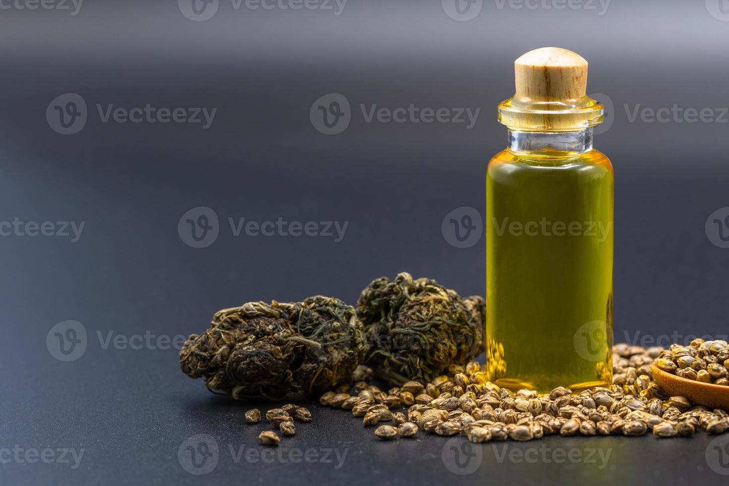 canapa semi e canapa olio nel un' bicchiere vaso su un' nero sfondo. medico marijuana concetto, CBD canapa olio. foto