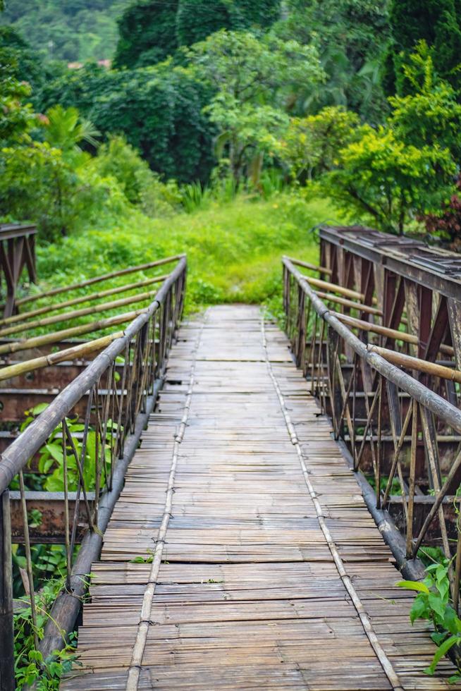 il mio ponte a etong villaggio il nascosto villaggio nel il nebbia a kanchanaburi città thailandia.pilok il mio il vecchio il mio vicino il thai-myanmar confine foto